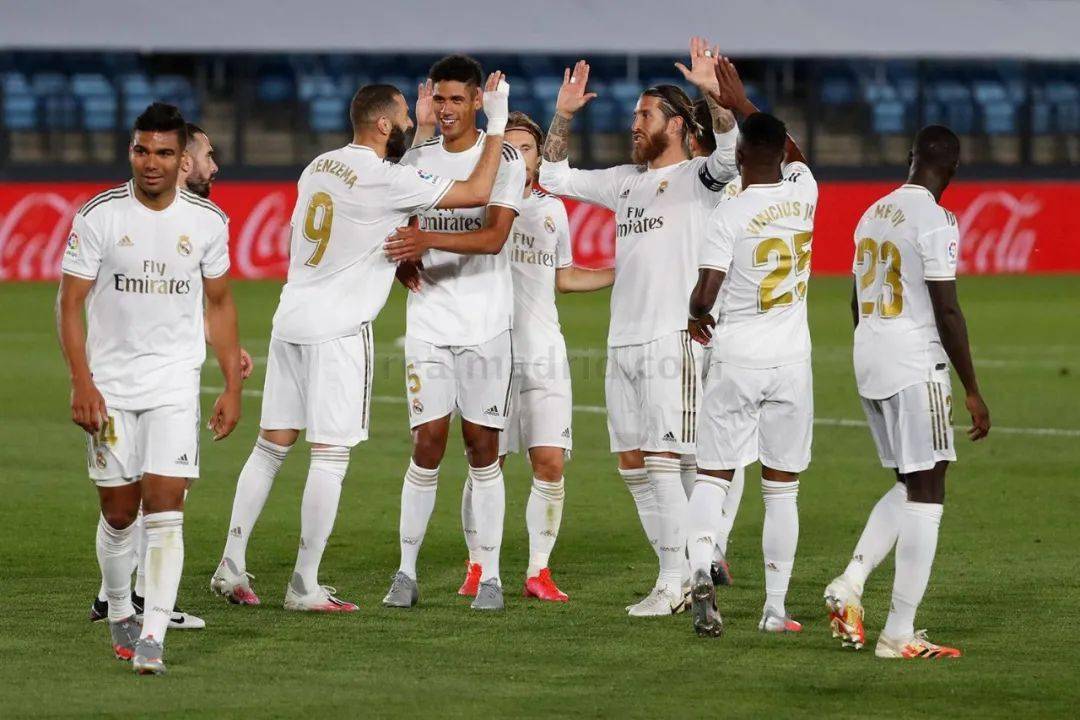 张琳芃个人中超第11冠，超越郑智独占中超历史夺冠次数第一（张琳芃收获个人第11座中超冠军，超越郑智独享历史夺冠次数榜首）