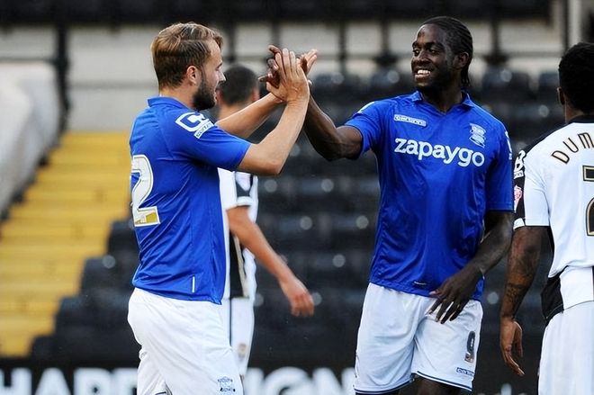 曼联积极追求皇马球星古勒，认为其价值极高，皇马不愿轻易放走，其他俱乐部竞争激烈。（曼联力追皇马新星古勒并高度评价，皇马不愿放行，多队竞争激烈）