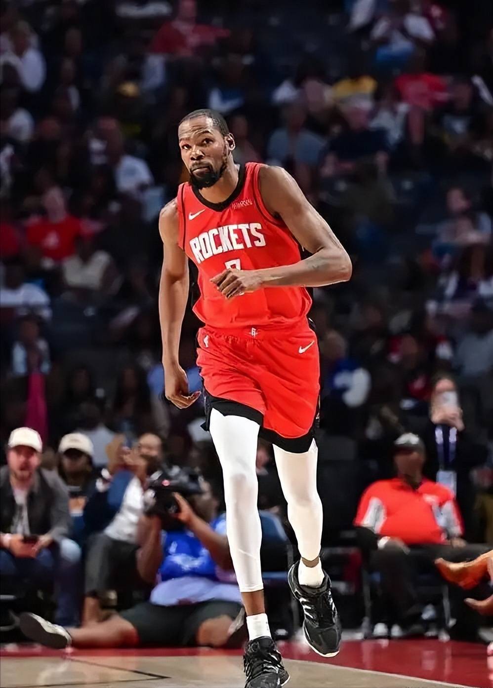 喜忧参半！广东新外援奎恩首秀狂砍27分8板4助攻 力劈篮筐但三分球失准（一喜一忧！广东新援奎恩处子战27分8板4助，攻筐强硬但三分失灵）