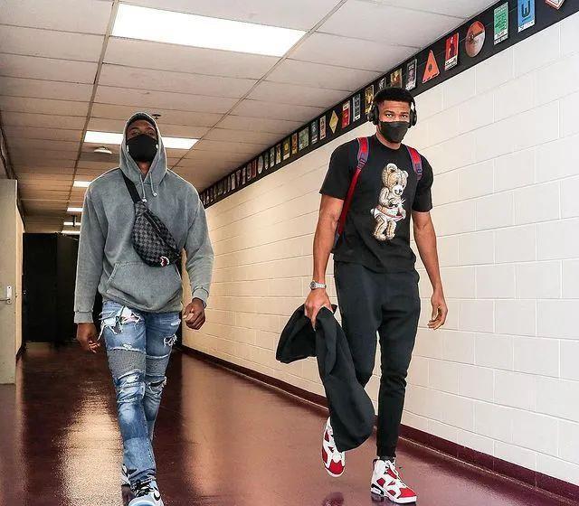 TA：曼城冬窗大概率召回埃切韦里，不排除留队的可能性（TA：曼城冬窗极可能召回埃切韦里，亦不排除其留队的可能）