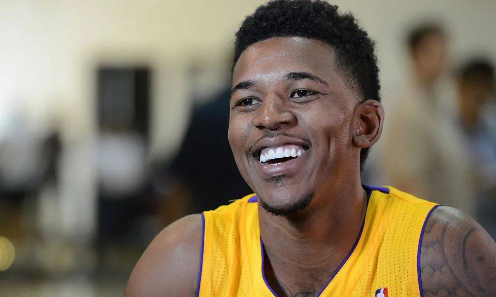 说了啥？卢克曼在被换下时与主教练尤里奇发生口角冲突（被换下不满？卢克曼与主帅尤里奇场边爆发口角）